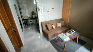 a living room with a couch and a table at Premier Homestay Syariah in Kalasan