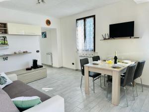 a living room with a table and a couch at Piccola Luna in Menaggio