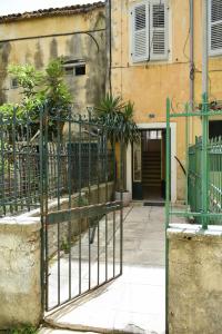 una entrada a un edificio con puerta de hierro en Cozy apartment in the heart of the historic center, en Corfú