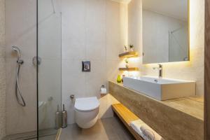 La salle de bains est pourvue d'un lavabo, de toilettes et d'une douche. dans l'établissement Ema Houses, à Antalya