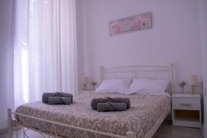 1 dormitorio con 1 cama con 2 almohadas en Cozy apartment in the heart of the historic center, en Corfú