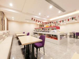 Reštaurácia alebo iné gastronomické zariadenie v ubytovaní Lavande Hotel Wuhan Houhu Avenue Xingye Road