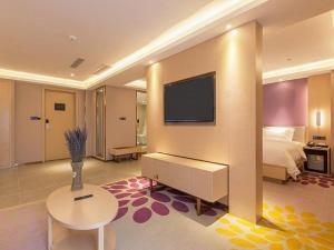 En TV eller et underholdningssystem på Lavande Hotel Wuhan Houhu Avenue Xingye Road