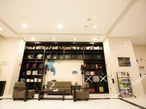 pokój z 2 kanapami i półką na książki w obiekcie Xana Hotelle Tianjin Jingang Road Huaxi Branch w mieście Jinnanqu