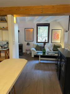 ein Wohnzimmer mit einem Sofa und einem Tisch in der Unterkunft Casita linda, am Donnersberg in Dannenfels