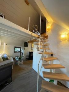 eine Treppe in einem Zimmer mit einem Wohnzimmer in der Unterkunft Casita linda, am Donnersberg in Dannenfels