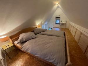 ein Schlafzimmer mit einem großen Bett im Dachgeschoss in der Unterkunft Casita linda, am Donnersberg in Dannenfels