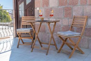 - Balcón con mesa de madera y 2 sillas en Tea, en Herceg-Novi