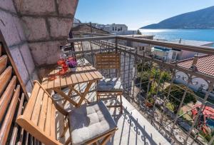 balcón con banco y mesa en Tea, en Herceg-Novi