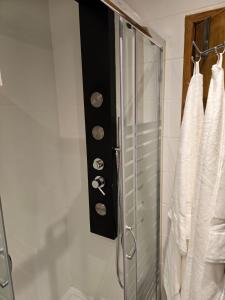 uma casa de banho com chuveiro e 2 toalhas em Jaime III - Palma center - Luxury Suites em Palma de Maiorca