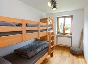 1 Schlafzimmer mit 2 Etagenbetten und einem Fenster in der Unterkunft Bei den Hartmanns in Rieden
