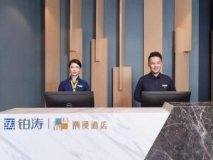 Nhân viên tại ZMAX Hotels Shenzhen Lianhuacun Metro Station