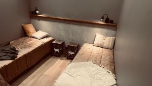 una camera con due letti e un divano di Naali a Kilpisjärvi