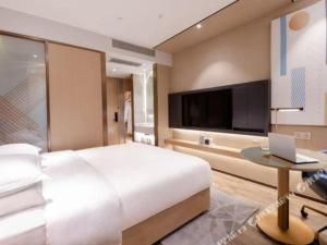 Giường trong phòng chung tại ZMAX Hotels Shenzhen Lianhuacun Metro Station