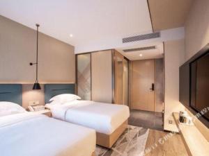 Giường trong phòng chung tại ZMAX Hotels Shenzhen Lianhuacun Metro Station