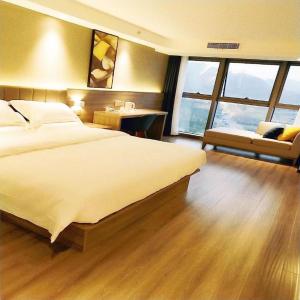 Habitación grande con cama grande y escritorio. en 7 Days Premium Hotel Chongqing Jiangbei International Airport Terminal 3 en Shiping
