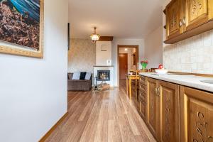 Kuchyňa alebo kuchynka v ubytovaní Apartamenty pod Słońcem