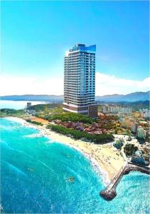 una vista aérea de una playa con un edificio alto en The BlueMark Hotel Sokcho en Sokcho