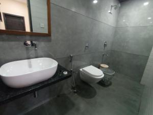 Koupelna v ubytování Hotel Triton Sion - Near US Embassy - Hotel Near BKC