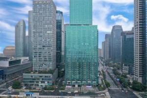 vista su una città con edifici in vetro alto di JI Hotel Hangzhou Qianjiang New City Civil Center a Hangzhou