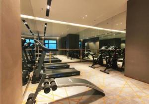 einen Fitnessraum mit Laufbändern und Maschinen in einem Zimmer in der Unterkunft Echarm Hotel Changshu Southesat Industrial Park in Gujiashuigou