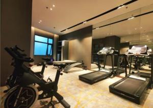 Zimmer mit Fitnessraum mit Fahrrad und Klavier in der Unterkunft Echarm Hotel Changshu Southesat Industrial Park in Gujiashuigou