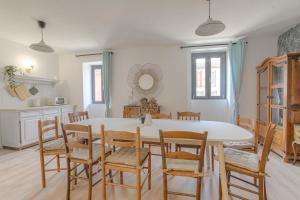 cocina y comedor con mesa y sillas en Gîte La Terrasse, 4 chambres, 10 pers, Centre Ville, en Lagnieu
