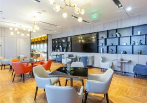 un restaurante con sillas y mesas en una habitación en Echarm Hotel Jiaxing Xiuhu Park Government Center en Jiaxing
