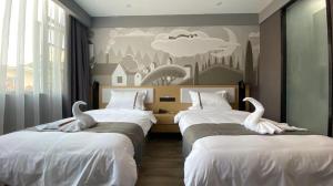 Säng eller sängar i ett rum på Thank Inn Hotel Zhejiang Ningbo Haishu Yinzhou Avenue Metro Station