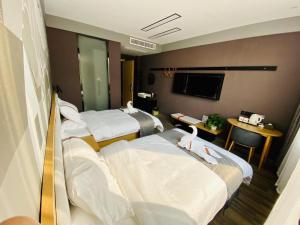 Säng eller sängar i ett rum på Thank Inn Hotel Zhejiang Ningbo Haishu Yinzhou Avenue Metro Station