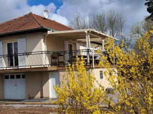 Cette grande maison dispose d'un balcon à l'avant. dans l'établissement Grand gîte des pins, à Chaumousey
