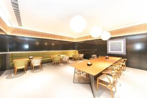 Un restaurante o sitio para comer en Ji Hotel Xianyang Airport
