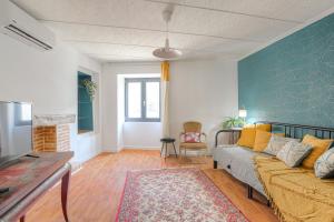 sala de estar con sofá amarillo y pared azul en Gîte La Terrasse, 4 chambres, 10 pers, Centre Ville, en Lagnieu