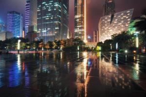 Hanting Hotel Guangzhou Dongpu KeyunZhan في قوانغتشو: أفق المدينة في الليل مع ناطحات السحاب