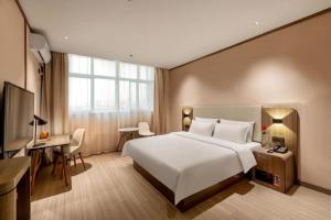 Säng eller sängar i ett rum på Hanting Hotel Guangzhou North Railway Station