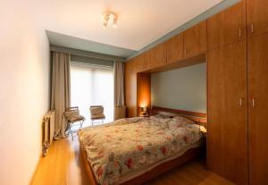 Schlafzimmer mit einem Bett, einem Tisch und Stühlen in der Unterkunft Appartement Knokke-Heist in Knokke-Heist