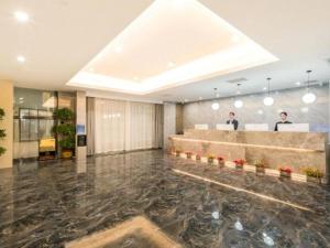 eine Lobby eines Hotels mit einer Rezeption in der Unterkunft GreenTree Eastern Hotel Tianjin Dongli Development Zone Xinli Metro Station in Luotuofangzi