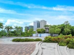 un parque con árboles y edificios al fondo en GreenTree Alliance Hotel Shenzhen Nanshan District Technology Park Songpingshan, en Shenzhen