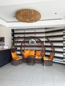 - une salle à manger avec des chaises et une table dans un bâtiment dans l'établissement Norlu Cedec Midpoint Hotel, à Rosario