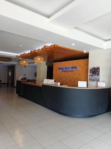een lobby met een receptie en een balie bij Norlu Cedec Midpoint Hotel in Rosario