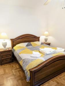1 dormitorio con 1 cama con 2 mesitas de noche y 2 lámparas en Apartment Fragola, en Ankaran