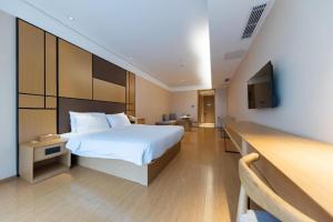 Una cama o camas en una habitación de Ji Hotel Suzhou Dushuhu