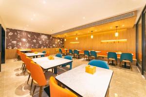 ห้องอาหารหรือที่รับประทานอาหารของ Hanting Hotel Qingdao Badaguan Taipingjiao Park Metro Station
