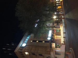 Skats uz peldbaseinu naktsmītnē Hanting Hotel Urumqi Zhongyinggongdi Metro Station vai tās tuvumā