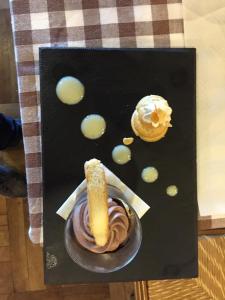 une photo d'une assiette de desserts sur une table dans l'établissement Grand Hotel SIVA - Adults Only, à Santo Stefano dʼAveto