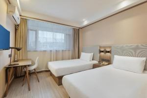 Un pat sau paturi într-o cameră la Hanting Hotel Nanjing Forestry University Xinzhuang Metro Station