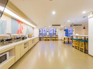 Hanting Hotel Xi'an Xijing Hospital Tonghuamen Metro Station tesisinde bir restoran veya yemek mekanı