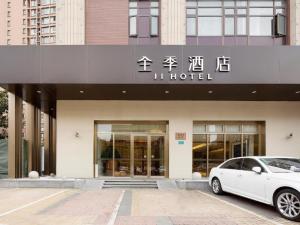 上海的住宿－Ji Hotel Shanghai Wuwei Dong Road Metro Station，停在酒店前的白色汽车