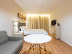 Llit o llits en una habitació de Hanting Hotel Jinan Guo Branch
