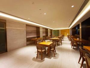 Um restaurante ou outro lugar para comer em Ji Hotel Wuxi Shuofang Airport